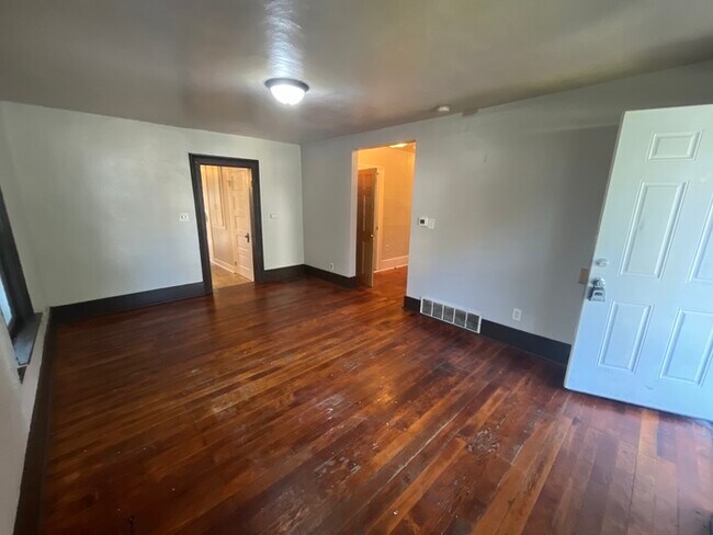 Building Photo - Upgraded 3 Bed 1 Bath Home off Oak Ave For...