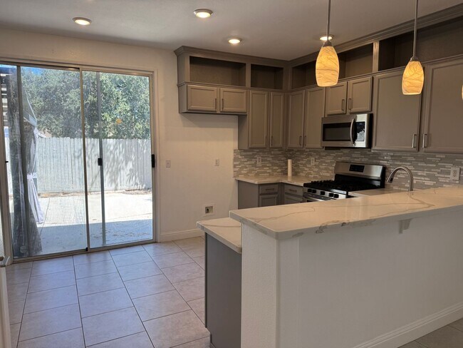 Building Photo - Clean Updated 3 Bedroom 2 Bathroom 1527 Sq...