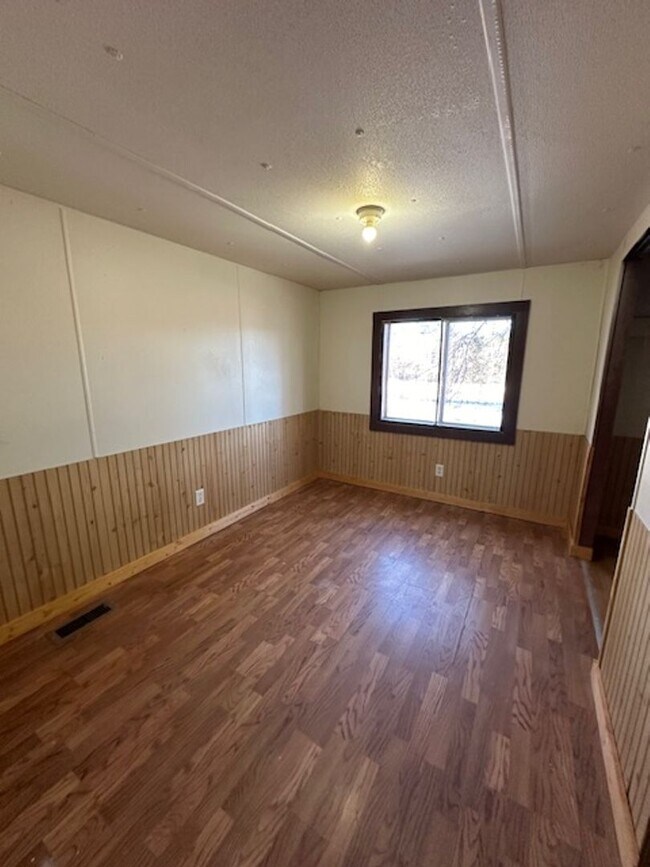 Building Photo - 3 Bedrooms, 1 Bathroom Trailer Home in Mot...