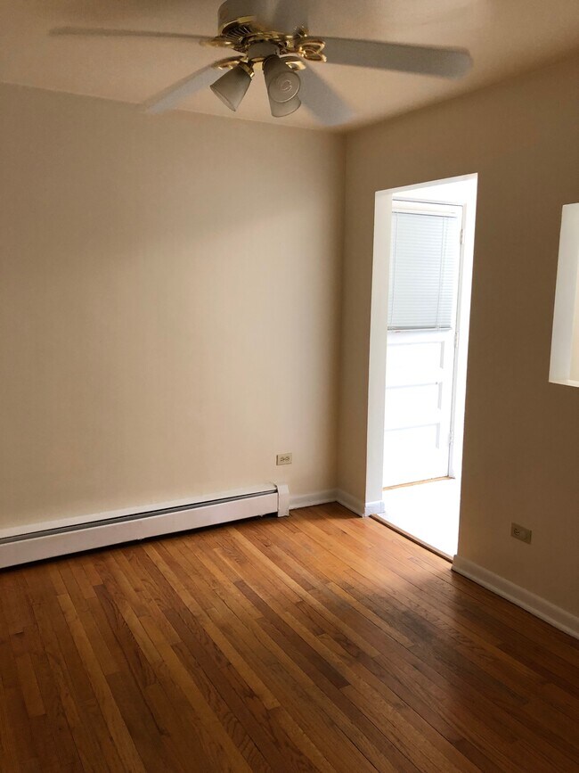 Eating Area - 8046 Knox Ave