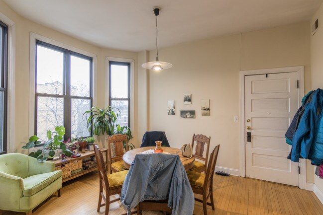 Foto del edificio - 2058 N Albany Ave