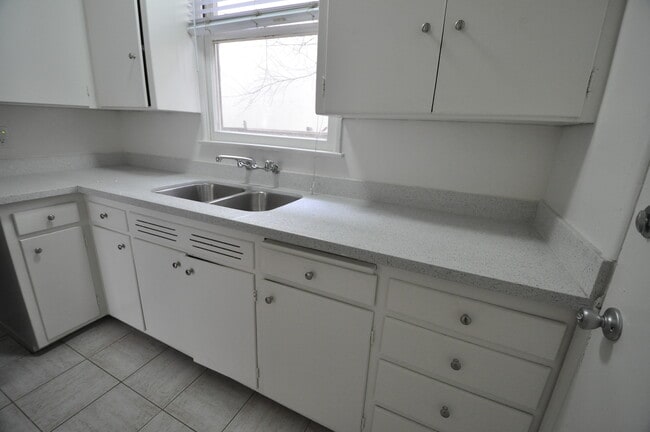 Building Photo - 14830 Dickens St