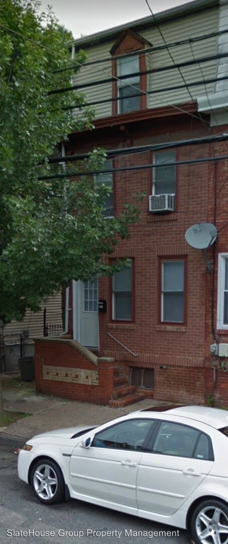 Building Photo - 4 br, 1 bath House - 588 Centre St