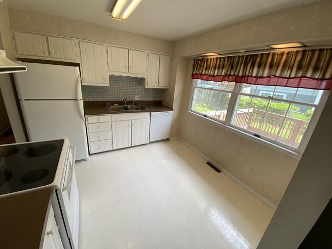 kitchen - 5 Dogwood Ln