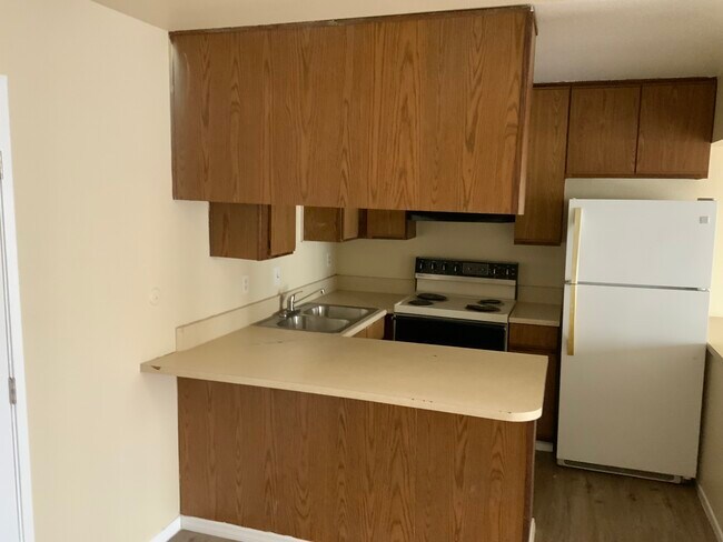 Building Photo - 560 Greenbrier Dr