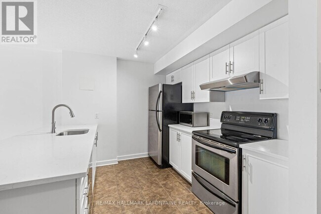 Building Photo - 138-1138 Somerset St W