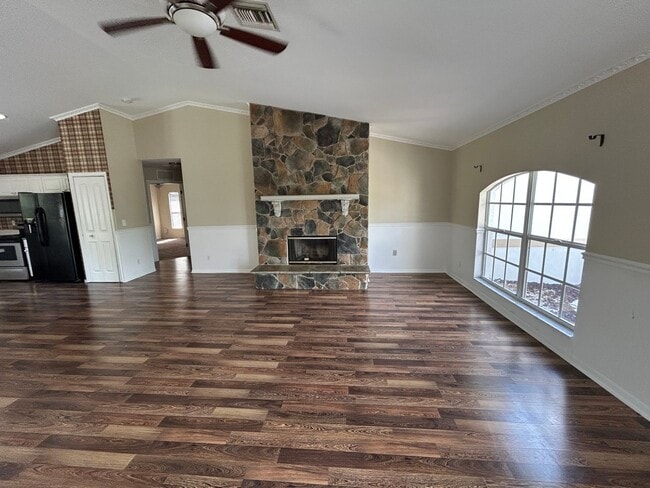 Building Photo - Unique 3/2 + Den home in great location