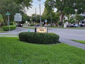 Building Photo - 950 Hillcrest Dr