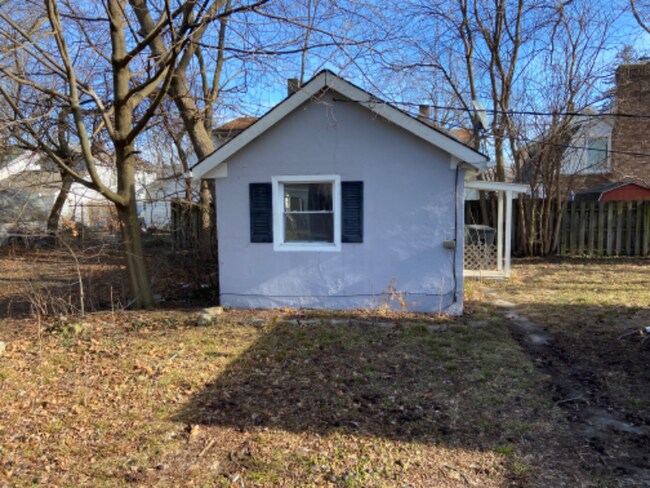 Building Photo - 203-205 S Maple St