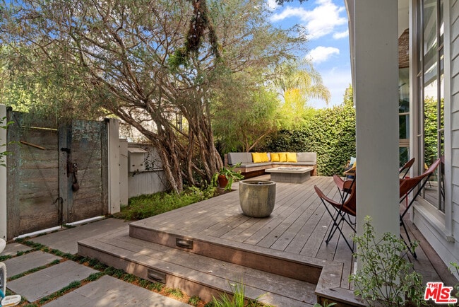 Foto del edificio - 942 Superba Ave