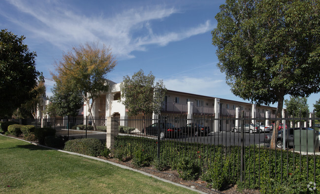 Foto del edificio - Canyon Shadows Apartments