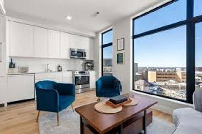Building Photo - High-End Finishes. The Unit is in a Good c...