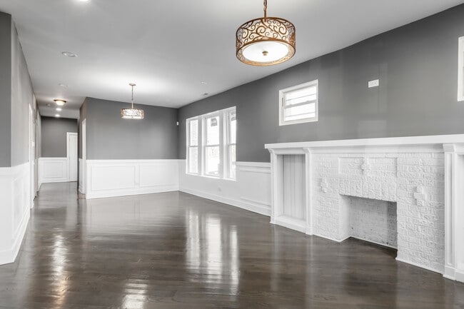 Living room - 634 N Hamlin Ave