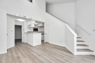 Building Photo - 10855 Meadowglen Ln