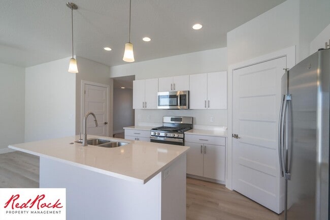Foto del edificio - Newer 3 Bedroom Townhome. END UNIT!