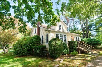Building Photo - 556 E Main Rd