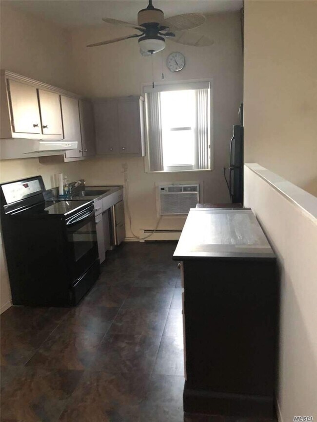 2 E Lido Promenade, Lindenhurst, NY 11757 Room for Rent in