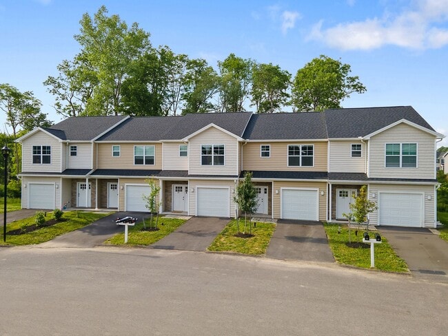 Building Photo - Marion Gardens Townhomes - New Baldwinsvil...