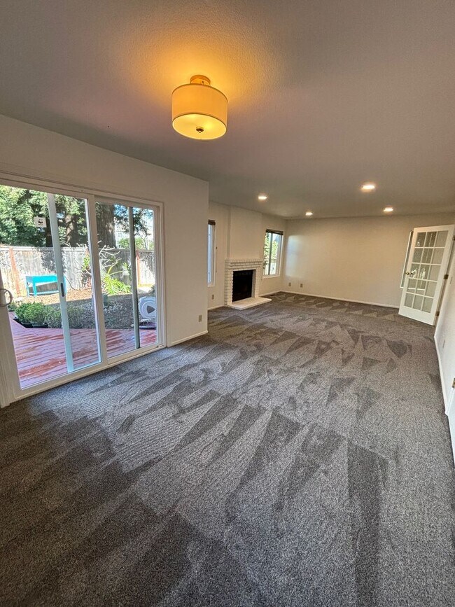 Foto del edificio - 4 Bedroom 3.5 Bathroom plus bonus room in ...