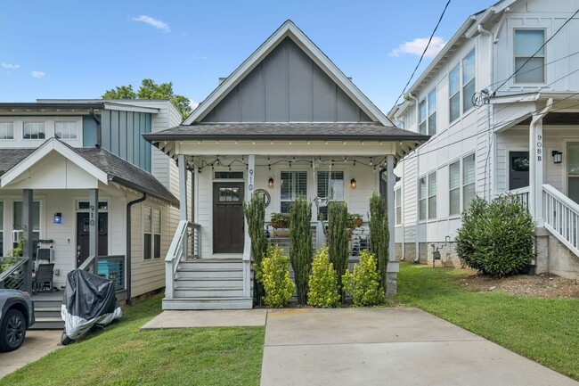 Foto del edificio - Welcome to your new East Nashville retreat...