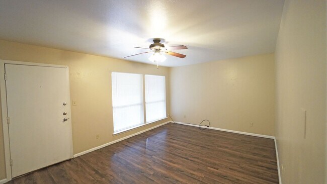 Foto del edificio - ASK ABOUT OUR $0 SECURITY DEPOSIT MOVE IN SPECIAL!! FOR LEASE! 2 Bedroom - 1 Bath - Corner Unit a...