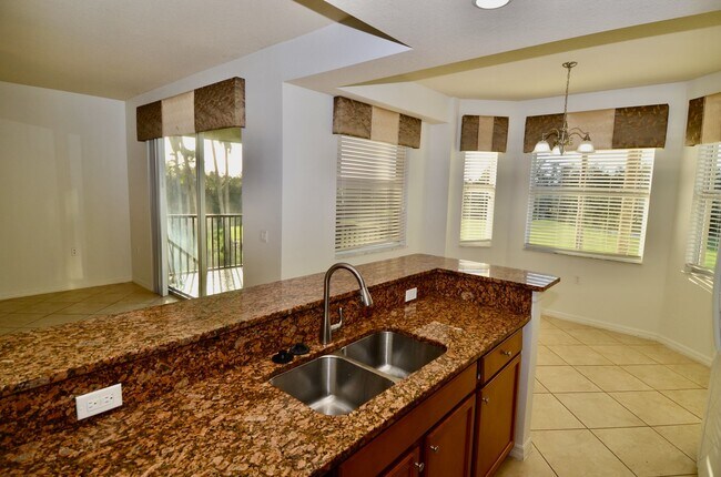 Building Photo - 2 bed 2 bath condo on the golf course in R...