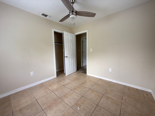 Building Photo - Desirable 3/1 Duplex