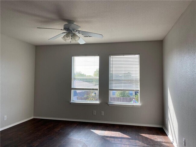 Building Photo - 608 S Pauley Dr