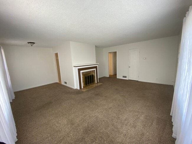 Building Photo - Beautiful South Hill Home!