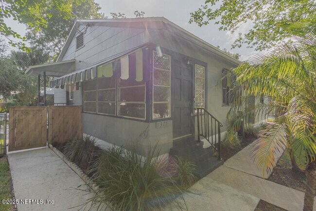 Building Photo - 1375 Menna St