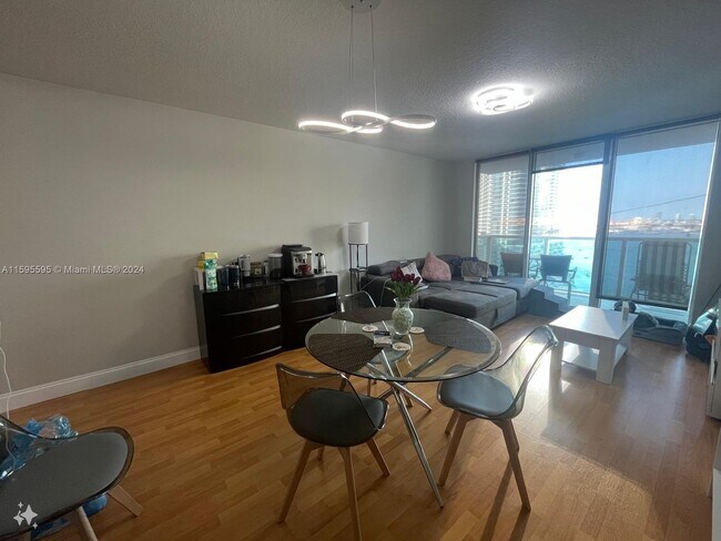 Foto del edificio - 31 Southeast 5th Street Apt #2310, Miami, ...