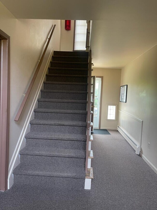 Foto del edificio - 100 E Hickory Grove Rd