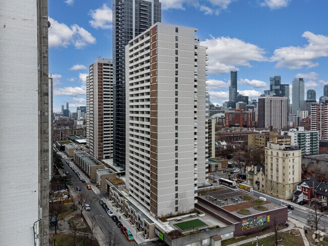 Building Photo - 565 Sherbourne St