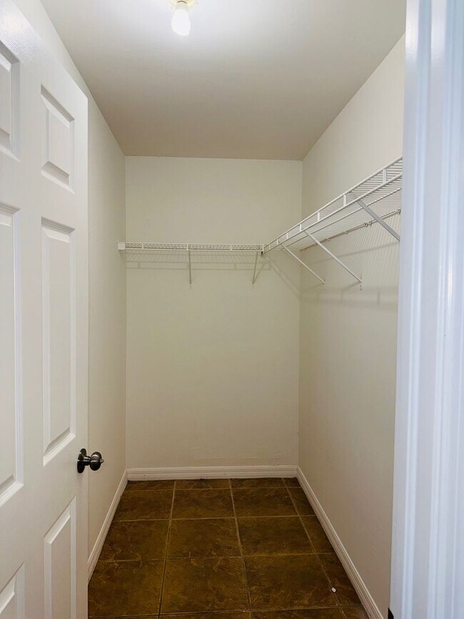 Foto del edificio - Experience this Cape Coral 3 bedroom 2 bath corner duplex with 1 car garage and screened in lanai.