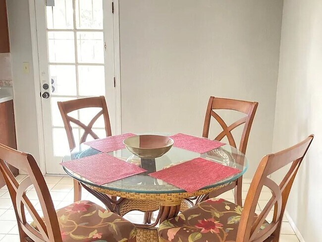 Foto del edificio - Beautifully furnished home at walking dist...