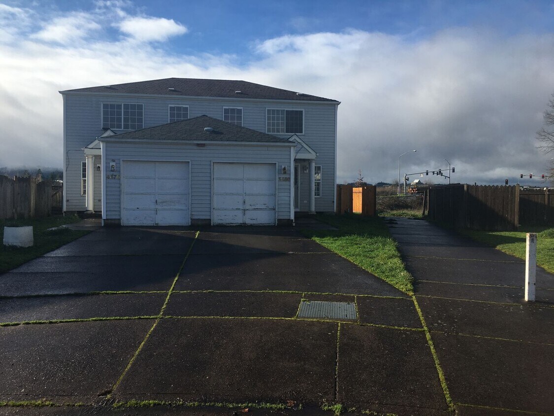 Primary Photo - Updated Duplex -3 Bedroom 1.5 Bath - 4886 ...