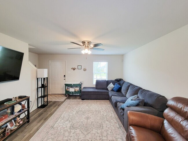Foto del edificio - 2 Story Home in the Crown Point Community!...