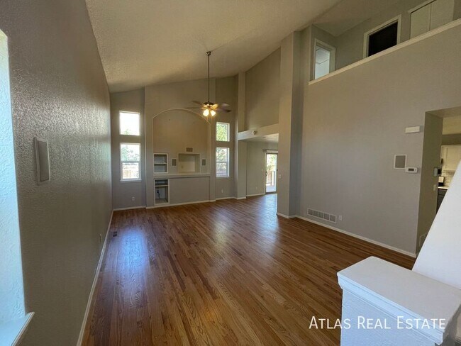 Foto del edificio - 5045 Sweetgrass Ln