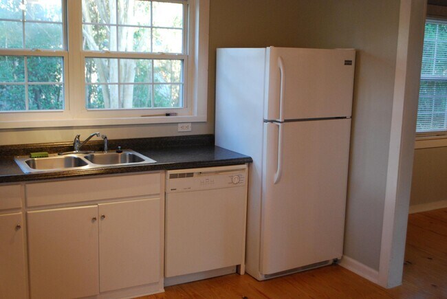 Kitchen - 410 Robin Rd