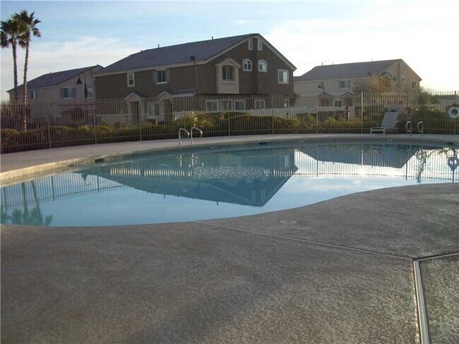 Building Photo - 2 bed/2 bath condo in Aliante