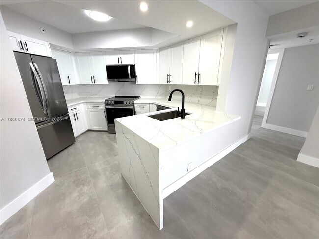 Foto del edificio - 6767 Collins Ave