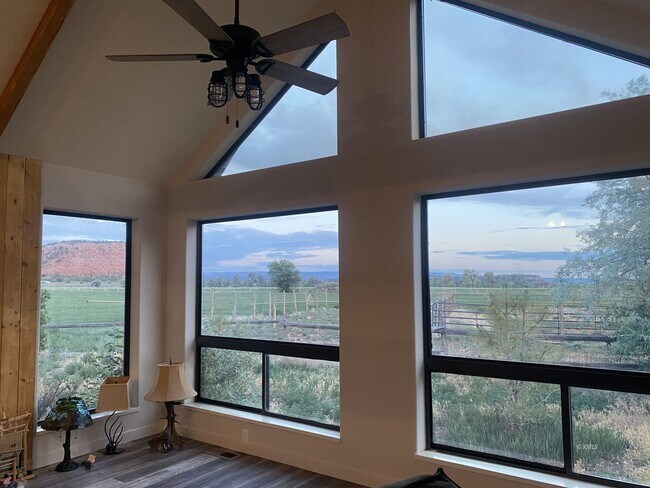 Foto del edificio - 290 Johnson Canyon Rd