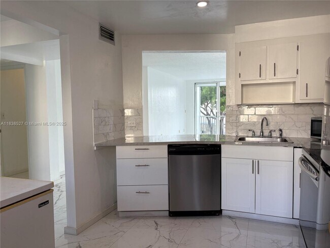 Foto del edificio - 1710 NE 191st St