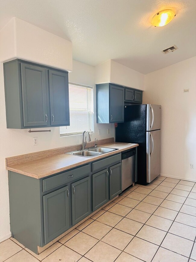 Photo - LOVELY HOME - 2 BEDROOM PLUS LARGE DEN - LARGE YARD