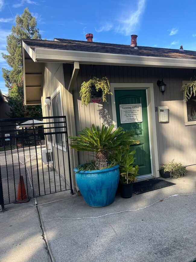 Foto del edificio - Spacious 1 and 2 Bedrooms, Gated, Pool & READY TO GO!