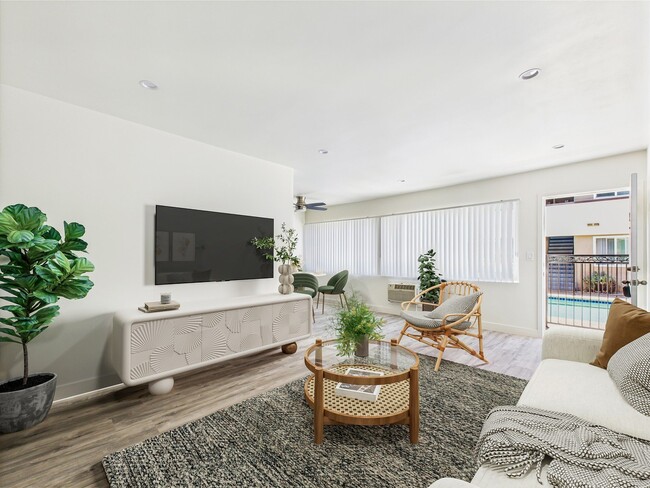 Foto del edificio - 13060 Burbank Blvd. Apartments