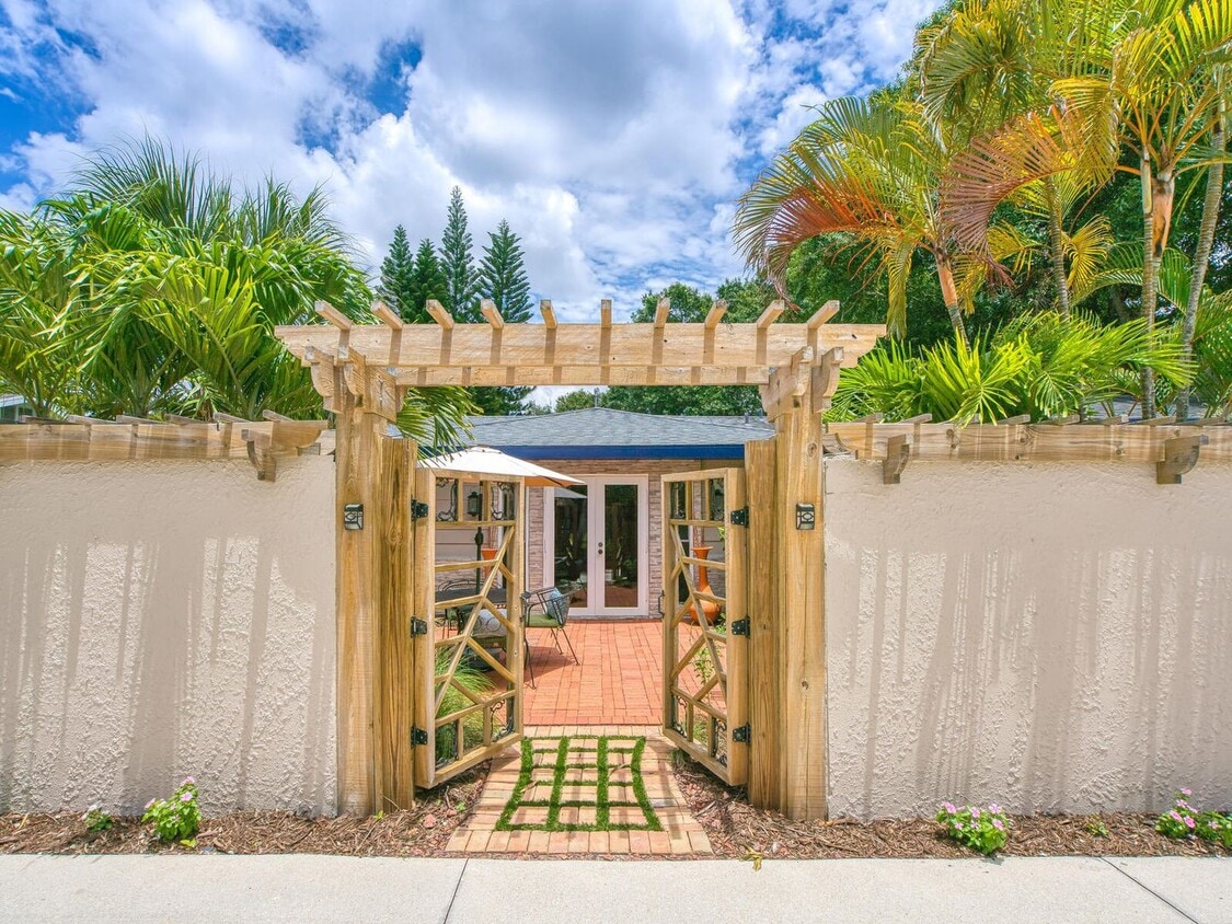 Primary Photo - Stunning 4 Bed 4 Bath Pool Home West of Tr...