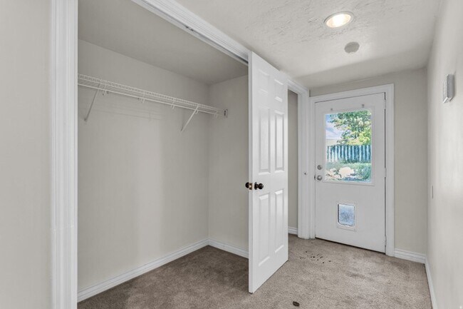 Foto del edificio - 1035 Hillcrest Dr