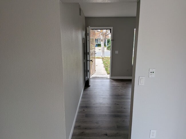 Building Photo - Mira Mesa Home