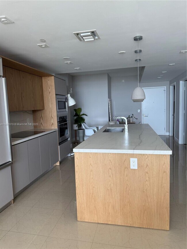Foto del edificio - 460 NE 28th St